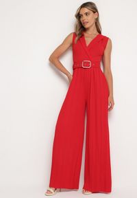 Born2be - Czerwony Kombinezon z Kopertową Górą i Szerokimi Nogawkami z Paskiem z Metalową Klamrą Lancilla. Okazja: na spotkanie biznesowe. Kolor: czerwony. Długość: długie. Styl: elegancki, biznesowy #5