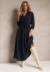 Renee - Granatowa Kopertowa Sukienka z Gumką i Paskiem w Talii Zdobiona Plisowaniem Kaylina. Kolekcja: plus size. Kolor: niebieski. Wzór: aplikacja. Typ sukienki: kopertowe #3