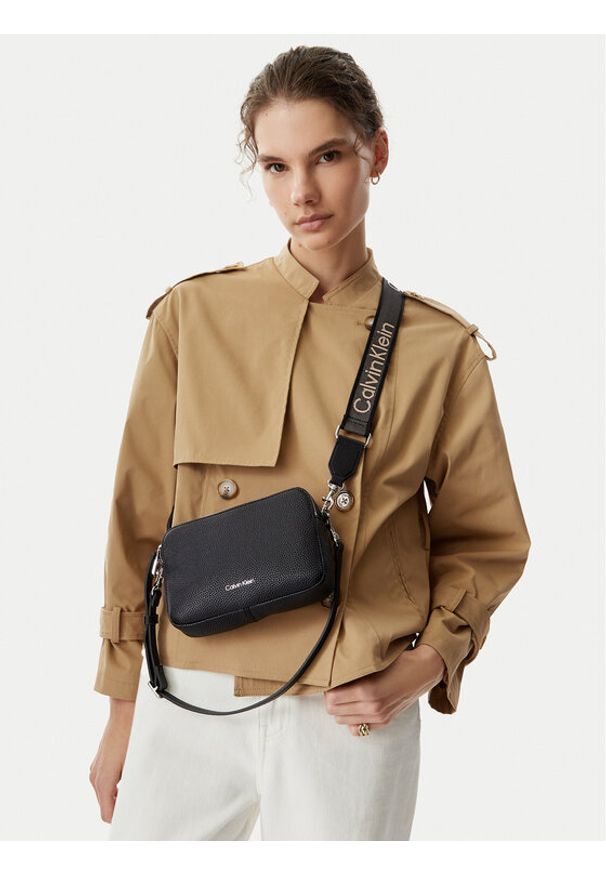Calvin Klein Torebka Webbing 2X Strap Camera Bag LV04F3656G Czarny. Kolor: czarny. Materiał: skórzane
