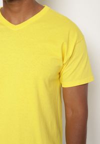 Born2be - Żółta Bawełniana Koszulka T-shirt Basic z Dekoltem w Serek Malvinea. Okazja: na spotkanie biznesowe, do pracy, na co dzień. Typ kołnierza: dekolt w serek. Kolor: żółty. Materiał: bawełna. Styl: biznesowy, casual, elegancki #3