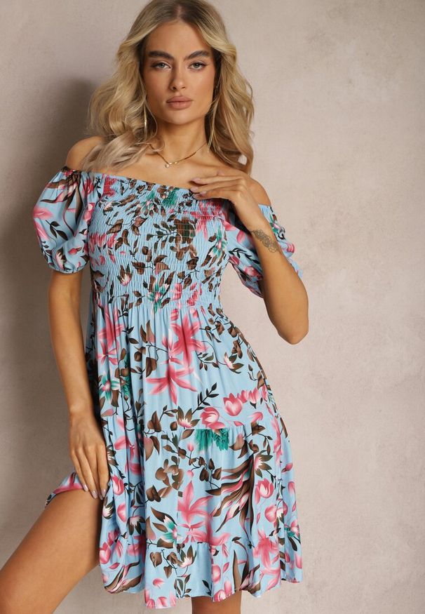 Renee - Jasnoniebieska Rozkloszowana Sukienka Mini z Wiskozy w Kwiaty z Falbanką Malinai. Kolor: niebieski. Materiał: wiskoza. Wzór: kwiaty. Długość: mini