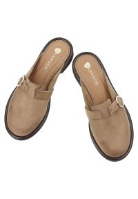 Klapki damskie Armodo, skórzane typu mule z zabudowanym noskiem i ozdobnym paskiem z klamrą osadzone na niskim obcasie, beżowe, 1720. Okazja: na co dzień. Kolor: beżowy. Materiał: skóra. Sezon: wiosna, lato. Obcas: na obcasie. Styl: casual, elegancki, klasyczny. Wysokość obcasa: niski #3