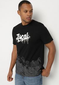 Born2be - Czarna Koszulka z Bawełny z Nadrukiem w Streetwearowym Stylu Meponia. Okazja: na co dzień. Kolor: czarny. Materiał: bawełna. Wzór: nadruk. Styl: klasyczny, casual