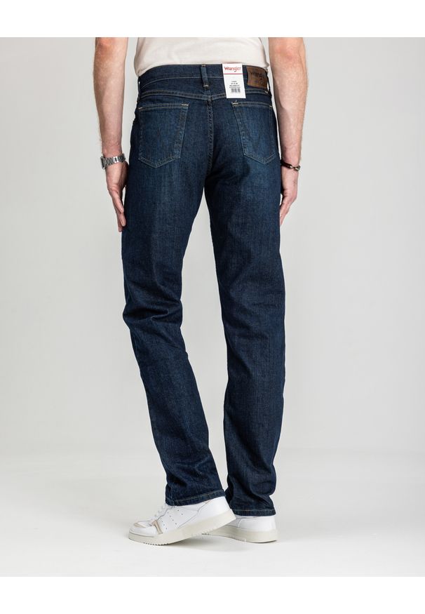 Męskie Spodnie Jeansowe Wrangler Relaxed Fit Blackened Indigo 112352957. Okazja: do pracy, na co dzień. Styl: elegancki, klasyczny, casual