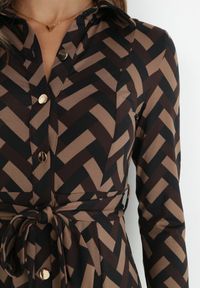 Born2be - Brązowa Sukienka Koszulowa w Geometryczny Wzór Looroc. Kolor: brązowy. Materiał: dzianina. Wzór: geometria. Typ sukienki: koszulowe #5
