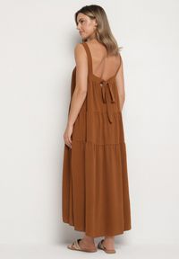 Born2be - Brązowa Sukienka o Rozkloszowanym Kroju z Wiązaniem z Tyłu Savinelle. Okazja: na co dzień, na imprezę. Kolor: brązowy. Styl: elegancki, casual #4