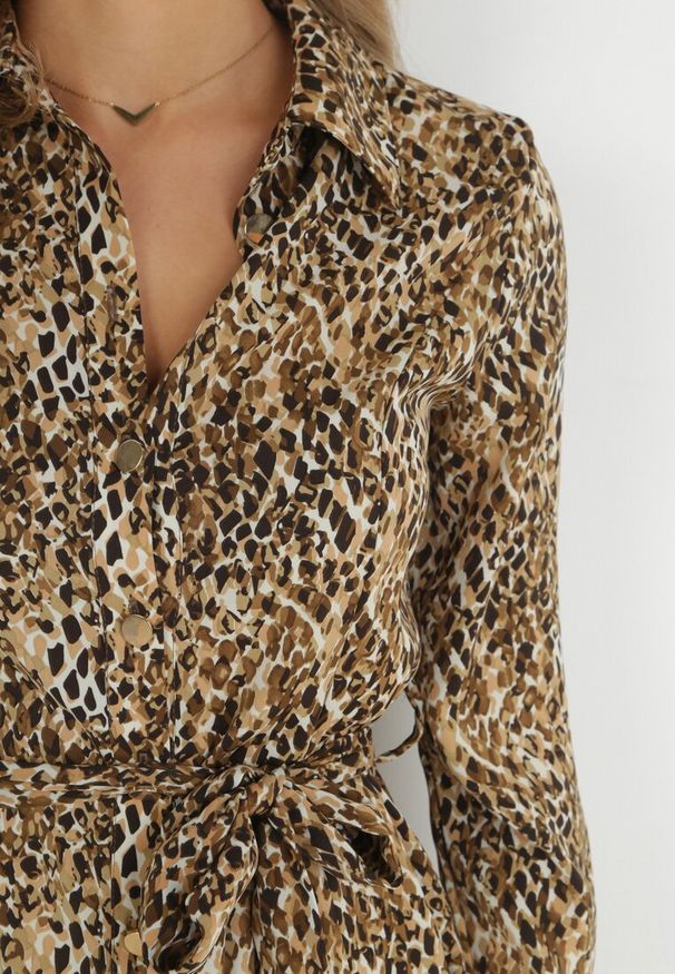 Born2be - Ciemnobeżowa Sukienka Koszulowa w Panterkę Vesenil. Kolor: beżowy. Materiał: materiał. Wzór: motyw zwierzęcy. Typ sukienki: koszulowe. Długość: midi