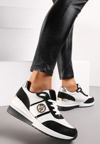 Renee - Czarne Brokatowe Sneakersy na Koturnie z Metalicznym Zdobieniem Laaksona. Kolor: czarny. Wzór: aplikacja. Obcas: na koturnie #1