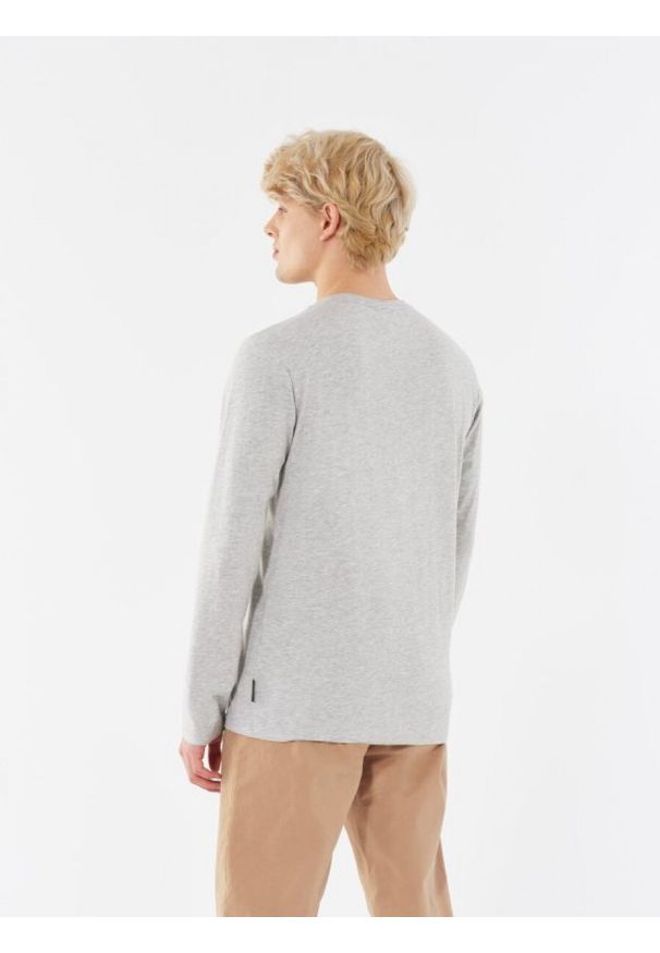 outhorn - Gładki longsleeve męski. Okazja: na co dzień. Materiał: bawełna, jersey, dzianina, materiał. Długość rękawa: długi rękaw. Wzór: gładki. Styl: casual