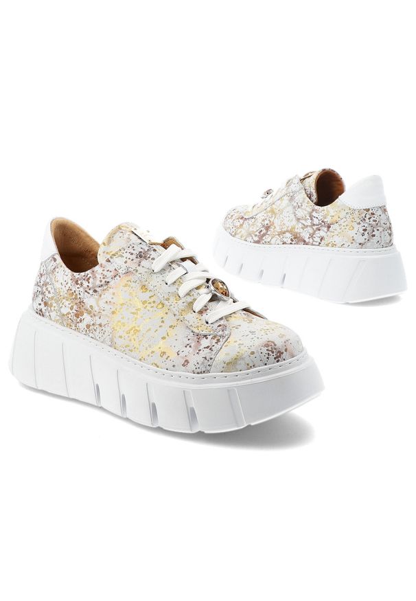 Sneakersy damskie Maciejka, cholewka ze skóry naturalnej z nadrukowanym wzorem klasyczne sznurowanie metalowa ozdoba przy języku zaokrąglony nosek ma. Okazja: na co dzień. Zapięcie: sznurówki. Kolor: biały. Materiał: skóra. Szerokość cholewki: normalna. Wzór: aplikacja. Styl: klasyczny