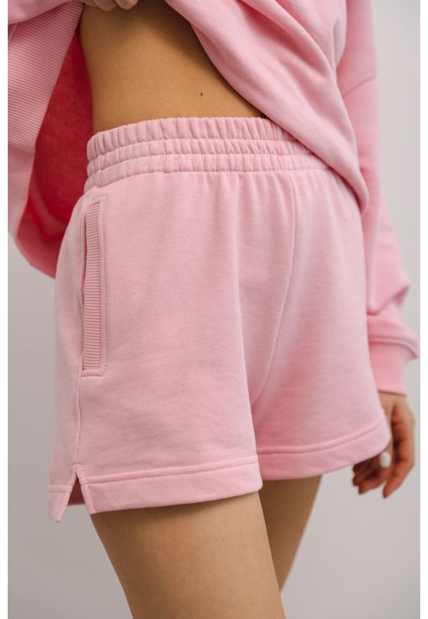 Marsala - Szorty z dzianiny dresowej w kolorze BARBIE PINK - LE PETIT-L. Okazja: na co dzień. Stan: podwyższony. Kolor: różowy. Materiał: dresówka, dzianina. Styl: sportowy, casual