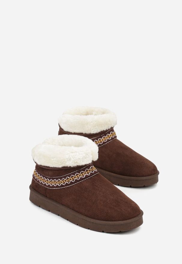 Renee - Ciemnobrązowe Rustykalne Śniegowce z Imitacji Zamszu z Haftem i Futerkiem Zetilda. Kolor: brązowy. Materiał: zamsz, futro. Wzór: haft