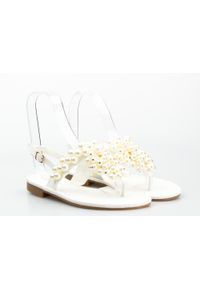 Inna - Sandały japonki z ozdobami białe. Kolor: biały. Materiał: materiał. Wzór: aplikacja. Styl: wakacyjny