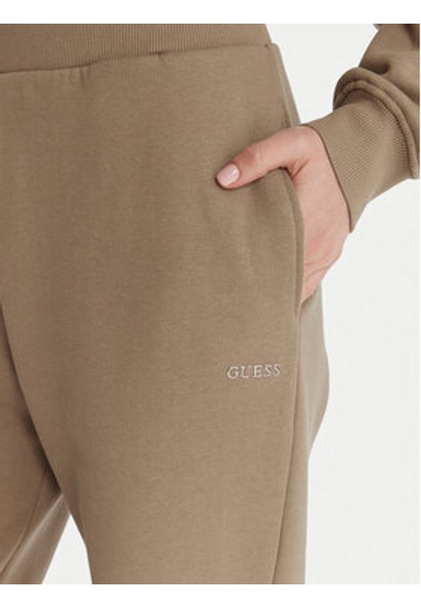 Guess Spodnie dresowe V6RB15 K9V31 Beżowy Regular Fit. Kolor: beżowy. Materiał: bawełna
