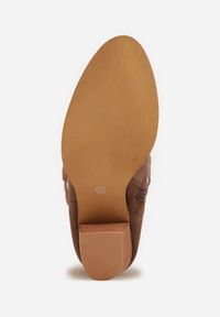 Renee - Brązowe Ażurowe Botki Kowbojki VICES na Stożku Zdobione Nitami Sennatea. Okazja: na spacer. Kolor: brązowy. Materiał: zamsz, jeans. Wzór: ażurowy, aplikacja. Sezon: lato. Obcas: na stożku. Styl: elegancki, boho. Wysokość obcasa: średni #8