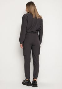 Born2be - Ciemnoszary Komplet Dresowy w Stylu Cargo Bluza na Suwak i Joggery Sitene. Kolor: szary. Materiał: dresówka. Sport: turystyka piesza