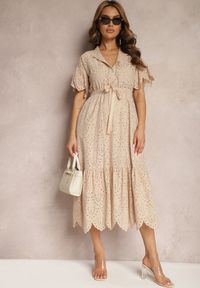 Renee - Beżowa Bawełniana Sukienka o Rozkloszowanym Kroju z Haftem z Guzikami i Gumką w Pasie Lovarae. Kolor: beżowy. Materiał: bawełna. Długość rękawa: krótki rękaw. Wzór: haft. Typ sukienki: rozkloszowane. Styl: elegancki