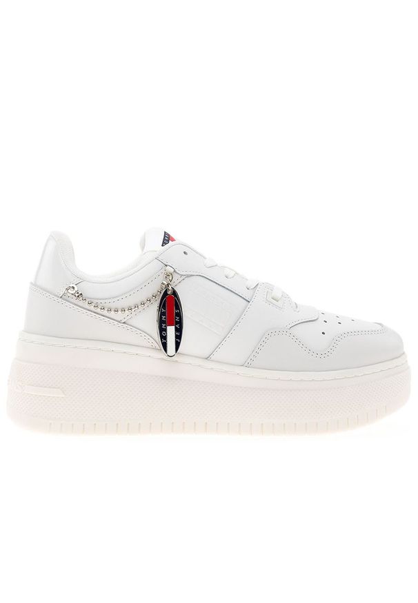 Buty Tommy Jeans TJW Retro Flatform Charm EN0EN02421-YBL - białe. Okazja: na co dzień. Zapięcie: sznurówki. Kolor: biały. Materiał: skóra, syntetyk, guma. Szerokość cholewki: normalna. Obcas: na platformie