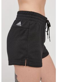 Adidas - adidas Szorty damskie kolor czarny z nadrukiem medium waist. Okazja: na co dzień. Kolor: czarny. Wzór: nadruk. Styl: casual