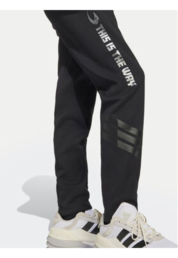 Adidas - adidas Spodnie dresowe Star Wars The Mandalorian™ JF3635 Czarny Regular Fit. Kolor: czarny. Materiał: bawełna. Wzór: motyw z bajki