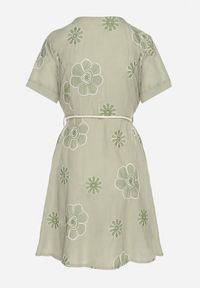 Born2be - Jasnozielona Sukienka w Stylu Boho w Haftowane Kwiaty ze Sznurkiem Evionis. Okazja: na co dzień. Typ kołnierza: dekolt w serek. Kolor: zielony. Wzór: haft, kwiaty. Styl: boho #2