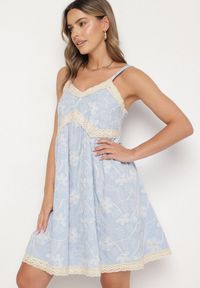 Born2be - Niebieska Bawełniana Sukienka w Kwiaty z Haftem Nilacine. Okazja: na co dzień. Kolor: niebieski. Materiał: bawełna. Długość rękawa: na ramiączkach. Wzór: haft, kwiaty. Styl: casual, elegancki #1