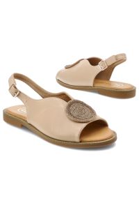 Sandały damskie Filippo, cholewka ze skóry ekologicznej na płaskiej podeszwie z elegancką broszką, beżowe, DS6229/26. Kolor: beżowy. Materiał: skóra ekologiczna. Obcas: na płaskiej podeszwie. Styl: elegancki #3