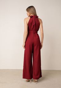 Born2be - Bordowy Kombinezon Elegancki z Broszką Różą 3D i Dekoltem Halter Thaelima. Kolor: czerwony. Wzór: aplikacja. Styl: elegancki #4