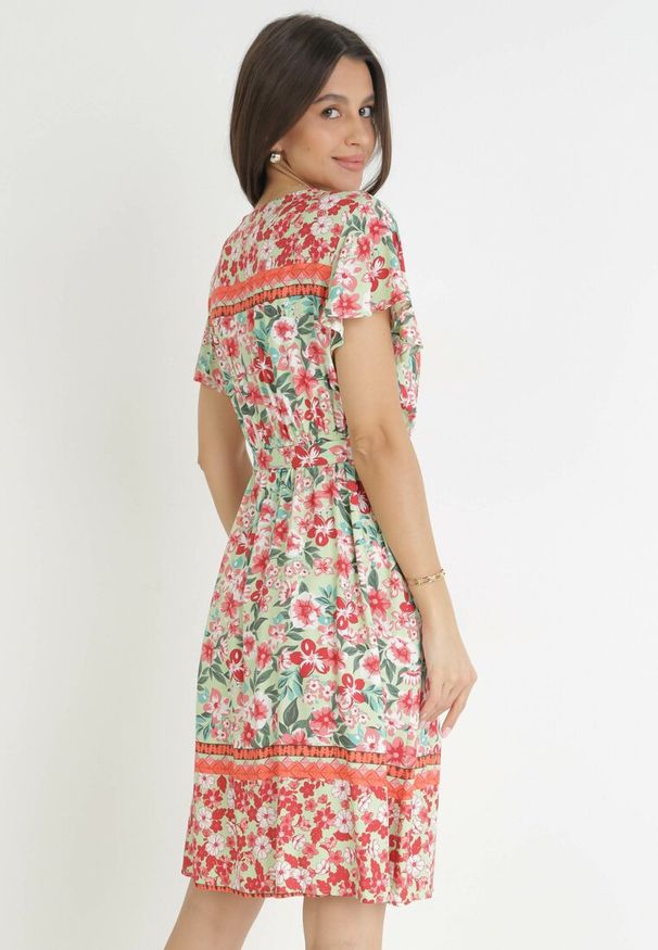 Born2be - Czerwono-Zielona Rozkloszowana Sukienka z Gumką w Talii Angely. Kolor: czerwony. Materiał: wiskoza, materiał, tkanina. Wzór: kwiaty. Typ sukienki: kopertowe