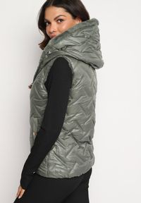 Born2be - Ciemnozielona Pikowana Kamizelka ze Sztucznym Futerkiem na Suwak Timitha. Okazja: na co dzień. Kolor: zielony. Materiał: futro. Wzór: aplikacja. Sezon: jesień. Styl: casual, sportowy, klasyczny #3