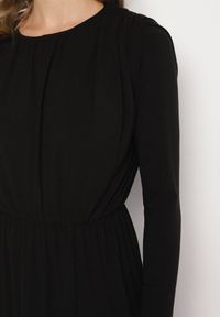 Born2be - Czarna Wiskozowa Sukienka z Gumką w Talii i Eleganckim Rozcięciem Jistaria. Okazja: na co dzień. Kolor: czarny. Materiał: wiskoza. Styl: elegancki #6