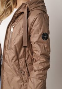 Born2be - Jasnobrązowa Pikowana Kurtka Przejściowa Parka z Kapturem o Długim Kroju z Ozdobą Isaline. Okazja: na co dzień. Typ kołnierza: kaptur. Kolor: brązowy. Materiał: poliester, dresówka. Długość: długie. Wzór: aplikacja. Styl: casual, klasyczny #3