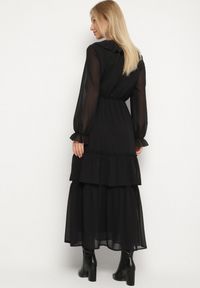 Born2be - Czarna Siateczkowa Sukienka VICES o Rozkloszowanym Kroju z Falbanami Arevite. Typ kołnierza: dekolt w kształcie V. Kolor: czarny. Typ sukienki: rozkloszowane. Styl: klasyczny #5