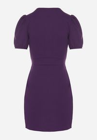 Born2be - Fioletowa Dopasowana Sukienka Ozdobiona Marszczeniem Iffovia. Okazja: na imprezę. Kolor: fioletowy. Wzór: aplikacja. Styl: elegancki, klasyczny #2