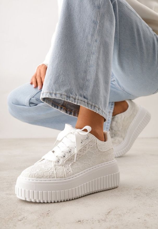 Born2be - Białe Sneakersy na Grubej Tłoczonej Platformie Ozdobione Brokatem i Koronką Zellysh. Okazja: na co dzień. Kolor: biały. Materiał: koronka. Wzór: aplikacja, koronka. Obcas: na platformie