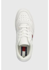 Tommy Jeans sneakersy skórzane TJW RETRO BASKET ESS kolor biały EN0EN02434. Nosek buta: okrągły. Kolor: biały. Materiał: skóra #5