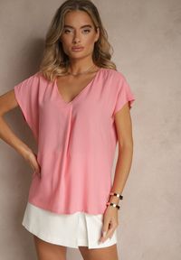Renee - Różowa Bluzka z Wiskozy z Trójkątnym Dekoltem Tilimira. Okazja: na co dzień. Kolor: różowy. Materiał: wiskoza. Styl: elegancki, casual #3