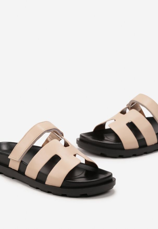 Renee - Beżowe Wsuwane Klapki z Zapieciem na Rzep Beriolla. Okazja: na co dzień. Kolor: beżowy. Materiał: jeans. Sezon: lato. Styl: elegancki, klasyczny, casual