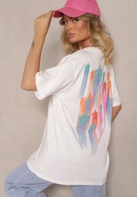 Renee - Biały T-shirt Oversize Ozdobiony Napisem i Kolorowymi Gwiazdami Ilamora. Okazja: na co dzień. Kolor: biały. Materiał: jeans. Wzór: napisy, aplikacja, kolorowy. Styl: wizytowy, elegancki, casual #3