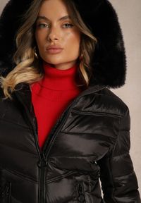 Renee - Czarna Pikowana Kurtka Zimowa z Kapturem Zdobionym Futrem z Możliwością Odpięcia Rinnovea. Okazja: na co dzień. Typ kołnierza: kaptur. Kolor: czarny. Materiał: futro. Wzór: aplikacja. Sezon: zima. Styl: casual, elegancki