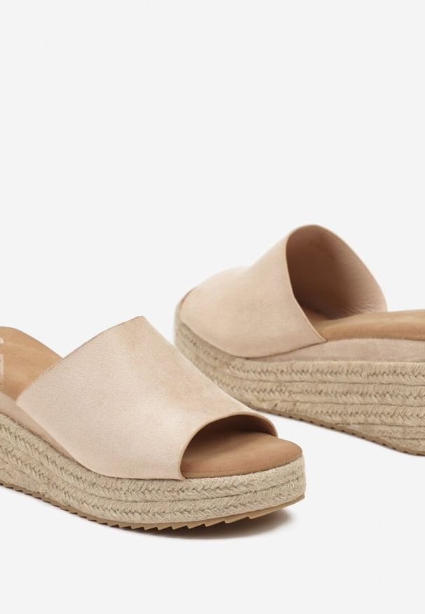 Renee - Beżowe Casualowe Klapki na Koturnie w Stylu Boho Krissta. Okazja: na co dzień. Nosek buta: otwarty. Kolor: beżowy. Sezon: lato. Obcas: na koturnie. Styl: boho, casual. Wysokość obcasa: średni
