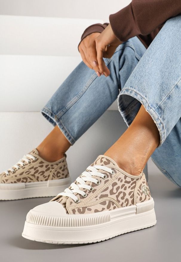 Born2be - Panterkowe Trampki na Grubej Podeszwie Ozdobione Metaliczną Aplikacją Efadelis. Okazja: na co dzień. Materiał: jeans. Wzór: aplikacja. Styl: casual