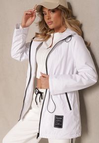 Renee - Biała Kurtka Typu Parka ze Ściągaczem w Talii z Kapturem i Kieszeniami Daroma. Okazja: na co dzień, na spacer. Typ kołnierza: kaptur. Kolor: biały. Styl: casual, elegancki