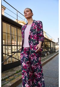 MOODO - Marynarka w kwiaty granatowa. Kolor: niebieski. Materiał: elastan, wiskoza, poliamid. Wzór: kwiaty #1