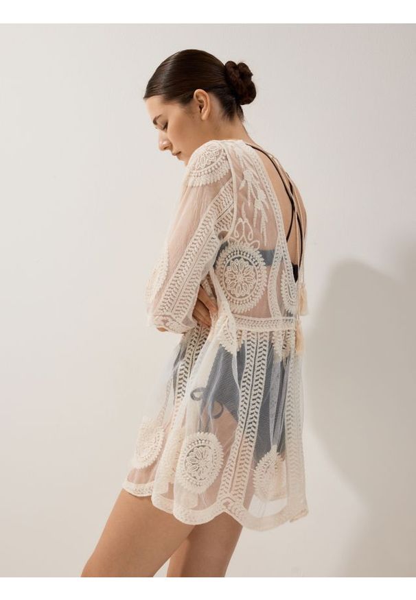 Reserved - Narzutka plażowa z wiązaniem - kremowy. Okazja: na plażę. Kolor: kremowy. Materiał: dzianina, bawełna