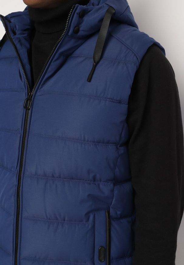 Born2be - Granatowa Pikowana Kamizelka z Kapturem z Możliwością Odpięcia Corintina. Okazja: na co dzień, na spotkanie biznesowe. Typ kołnierza: kaptur. Kolor: niebieski. Materiał: jeans. Styl: elegancki, klasyczny, biznesowy, sportowy, casual