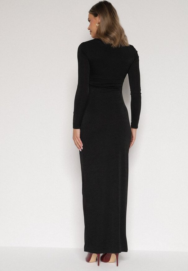 Born2be - Czarna Taliowana Sukienka o Eleganckim Kroju z Marszczeniem i Aplikacją Sewedina. Okazja: na imprezę. Kolor: czarny. Materiał: futro. Długość rękawa: długi rękaw. Wzór: aplikacja. Typ sukienki: dopasowane. Styl: elegancki