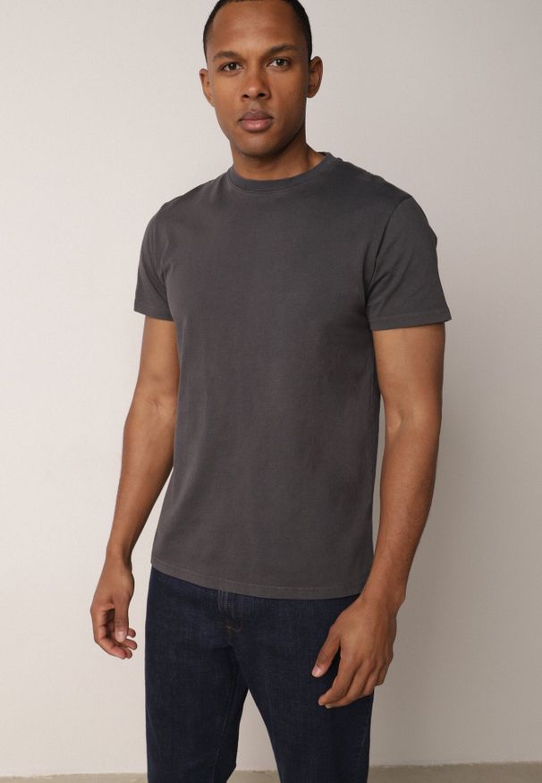 Born2be - Ciemnoszara Gładka Koszulka T-shirt z Bawełny o Prostym Kroju Sarusa. Okazja: na co dzień, na randkę. Kolor: szary. Materiał: bawełna. Wzór: gładki. Styl: casual, klasyczny