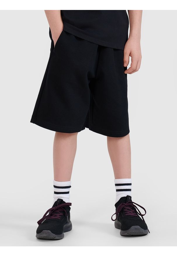 4f - 4F Spodenki dresowe chłopięce - czarne 140 (9-10 lat). Okazja: na co dzień. Kolor: czarny. Materiał: dresówka. Długość: krótkie. Wzór: gładki, ze splotem. Sezon: lato. Styl: casual, sportowy