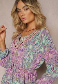 Renee - Różowa Sukienka z Dekoltem w V o Rozkloszowanym Fasonie w Print Paisley Akka. Okazja: na co dzień. Kolor: różowy. Materiał: zamsz, skóra. Wzór: paisley, nadruk. Styl: elegancki, casual #4